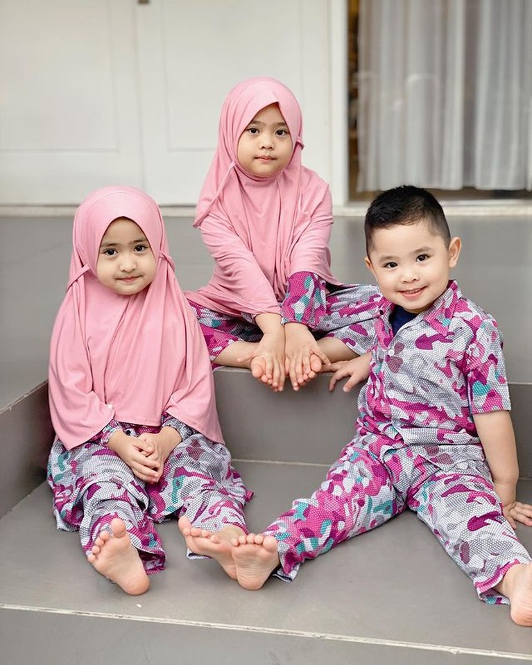 Potret Gemoy Anak-anak Oki Setiana Dewi Kompak Pakai Baju Kembaran - Foto 1