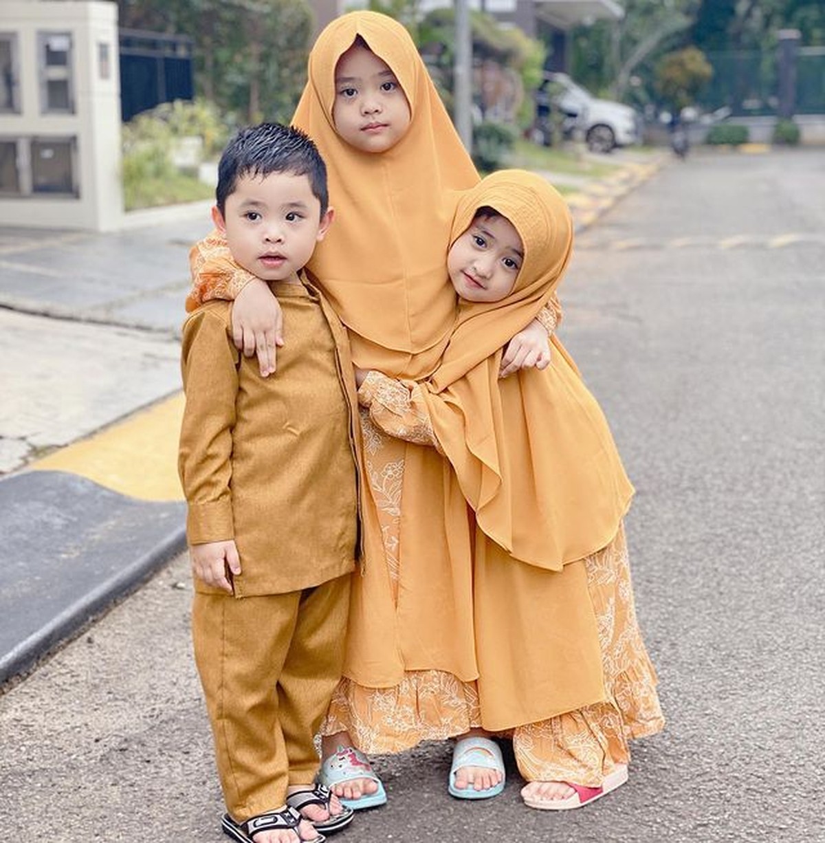 Potret Gemoy Anak-anak Oki Setiana Dewi Kompak Pakai Baju Kembaran