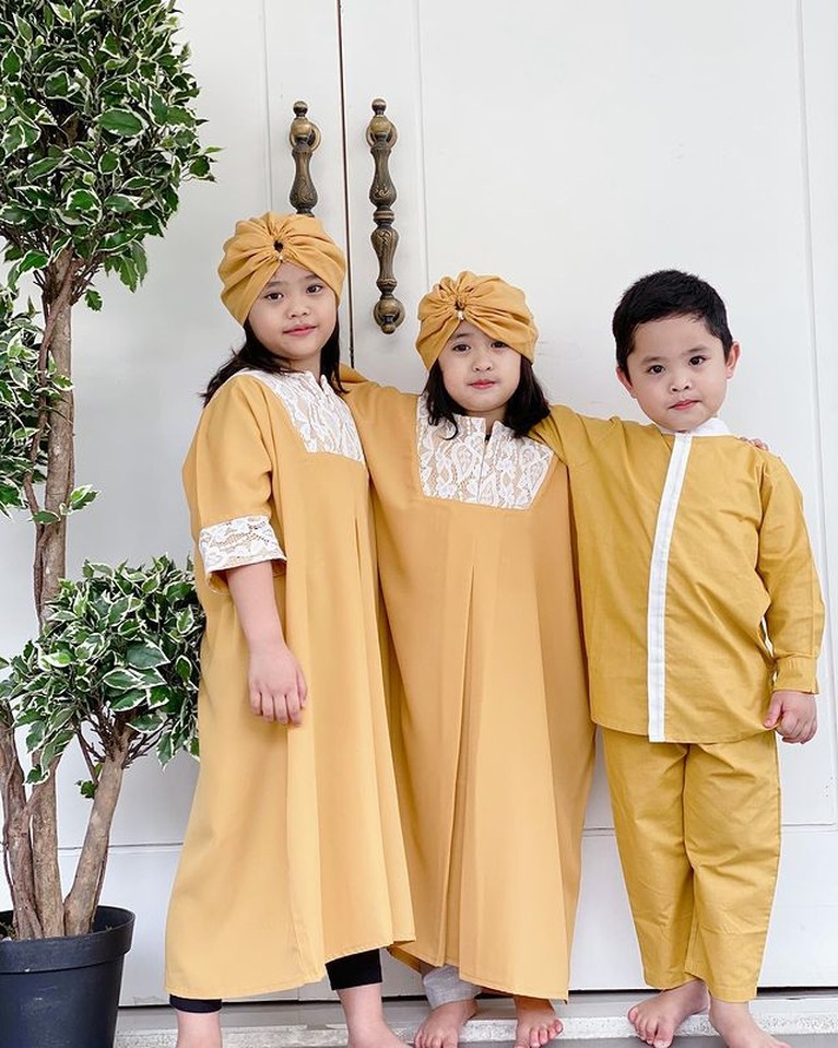 Potret Gemoy Anak-anak Oki Setiana Dewi Kompak Pakai Baju Kembaran