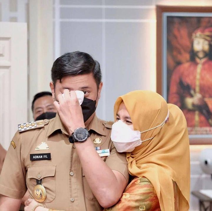 <p>Ya, Bunda, Priska rupanya sosok istri yang romantis. Kali ini, ia berhasil membuat sang suami menangis haru setelah mendapat <em>surprise</em> di kantornya.(Foto: Instagram @priskaparamita)</p>