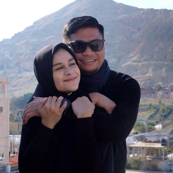 <p>Pada Maret lalu, mereka merayakan <em>wedding anniversary</em> yang ke-10. Wah, berarti Priska dipersunting Adnan pada 2011 silam ya, Bunda. Semoga makin romantis dan langgeng ya! (Foto: Instagram @priskaparamita)</p>