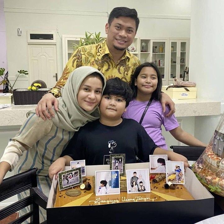 <p>Kini, mereka dikaruniai dua anak. Terlihat harmonis dan bahagia ya, Bunda. (Foto: Instagram @priskaparamita)</p>