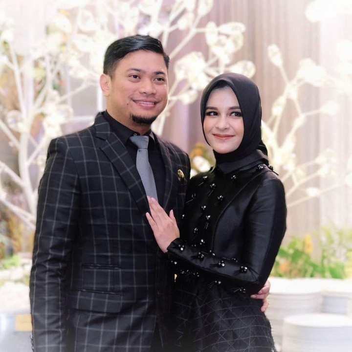 <p>Penampilan Priska cukup berbeda karena kini sudah berhijab dengan anggunnya. Priska selalu setia mendampingi sang suami, termasuk pada saat pilkada akhir tahun 2020 lalu.(Foto: Instagram @priskaparamita)</p>