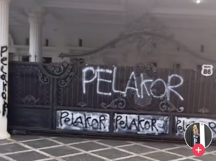 Viral Rumah Mewah Dengan Coretan 'Pelakor', Netizen Dukung Istri Sah