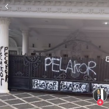 Heboh Rumah Dicoret Tulisan Pelakor hingga Foto SMA Ibunda Nagita Slavina