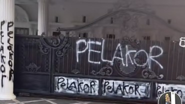 img-title Heboh Rumah Dicoret Tulisan Pelakor hingga Foto SMA Ibunda Nagita Slavina
