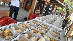 Berbagi Kehangatan Soto untuk Pasien Isoman di Yogyakarta