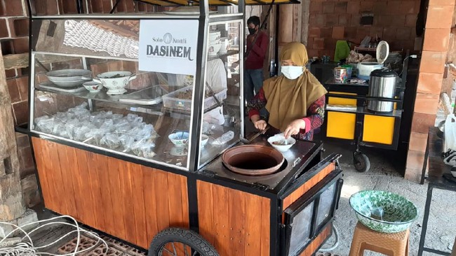 Ribuan paket soto lengkap, dan gratis, diantar ke para pasien isolasi mandiri di Sleman dalam rangka bakti sosial sesama warga.