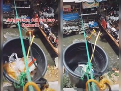Ada di Seberang Kali, Warung Makan Ini Antar Pesanan pakai Katrol dan Ember!