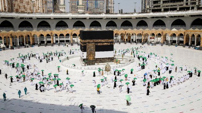 Setiap jemaah haji tentu ingin bisa melihat, menyentuh, atau bahkan mencium batu Hajar Aswad. Berikut doa yang dianjurkan dibaca saat melihat Hajar Aswad.