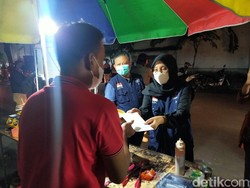 Pemkab Banyuwangi Bagikan Bantuan Rp 300 Ribu ke PKL dan Warung Kecil