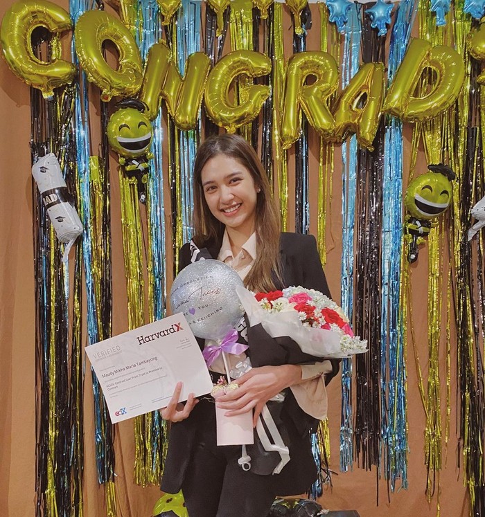 Beberapa waktu lalu, aktris cantik Mikha Tambayong baru saja menyelesaikan pendidikan dari UPH Executive Grad School dengan program Internasional dari Harvard University. Kabar kelulusannya pun sampaikan secara langsung dalam postingannya di Instagram. (Foto: Instagram.com/miktambayong)