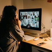 Duh, Ini 3 Kebiasaan saat Bekerja dari Rumah yang Ternyata Tanpa Sadar Percepat Penuaan Kulit!