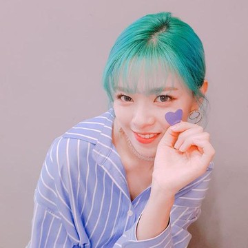 img-title Sederet Idol K-Pop Ini Tampil Segar dengan Rambut Warna-warninya, Bisa Jadi Inspirasi Untukmu Lho!