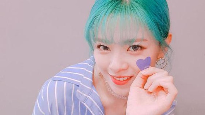 Sederet Idol K-Pop Ini Tampil Segar dengan Rambut Warna-warninya, Bisa Jadi Inspirasi Untukmu Lho! Sederet Idol K-Pop Ini Tampil Segar dengan Rambut Warna-warninya, Bisa Jadi Inspirasi Untukmu Lho!