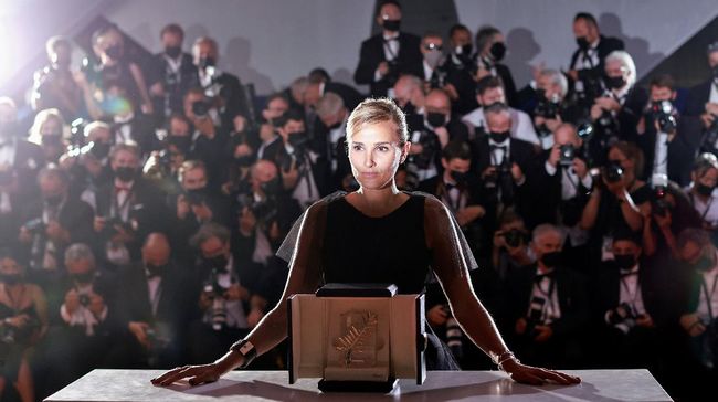Sutradara Julia Ducournau memenangkan Palme d'Or berkat film Titane, dan menjadikannya sebagai wanita kedua yang meraih penghargaan tertinggi di Cannes.