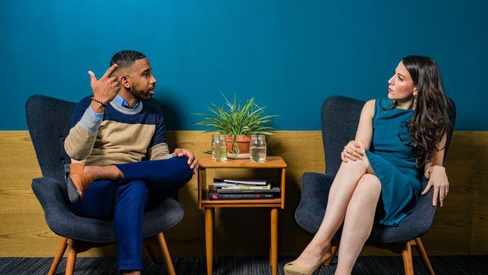 5 Cara Mendeteksi Apakah Lawan Bicara Kamu Lagi Berbohong