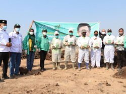 Ketum PKB Bagi-bagi 150 Paket Sembako ke Sejumlah Petugas TPU Rorotan