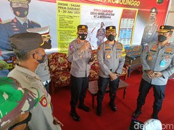 Rombongan Mabes Polri Lihat Pos PPKM Darurat di Exit Tol Paling Timur Jawa
