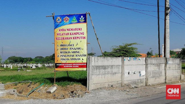 Di daerah Keputih,, Surabaya, ambiulans pengantar jenazah Covid melintas tak kenal waktu. Sirinenya membuat warga gelisah sekaligus iba.