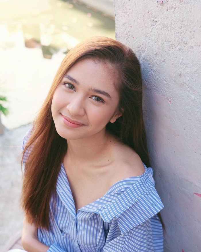Selama ini Mikha harus bertahan mengikuti kelas online yang berbeda zona waktu dengan Indonesia. Walau begitu, di sisi lain ia tetap dapat menikmati waktu bersama keluarganya di rumah. (Foto: Instagram.com/miktambayong)