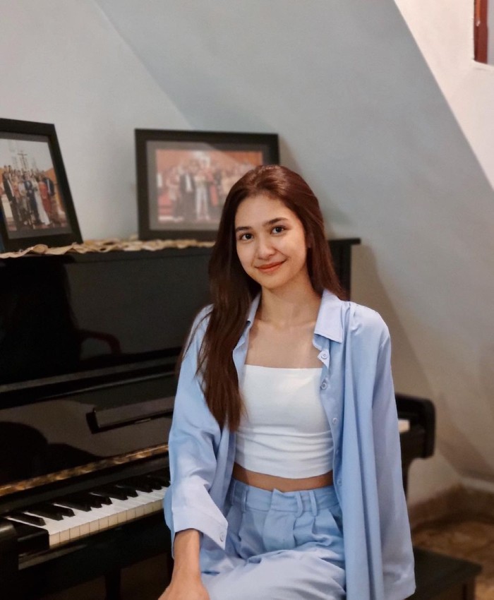 Perempuan berparas cantik ini memperoleh gelar Master of Management. Gelar barunya ia persembahkan untuk sang ibunda yang telah meninggal dua tahun silam. (Foto: Instagram.com/miktambayong)