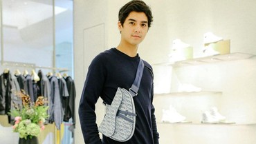 img-title Al Ghazali Botak dan Berkumis, Bikin Netizen Terkejut dan Makin Jatuh Hati