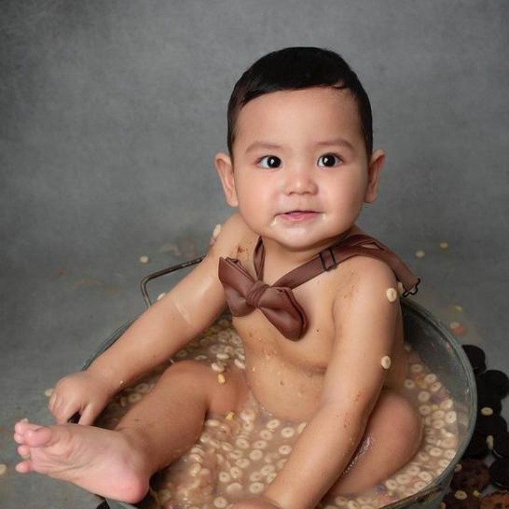 <p>Seorang netizen menilai bahwa foto itu tidak sesuai karena jika dikaitkan kondisi serba susah sekarang ini, seolah foto Shaquille yang berendam dalam makanan tersebut tidak menunjukkan keprihatinan. (Foto; Instagram @rogerjoey)</p>