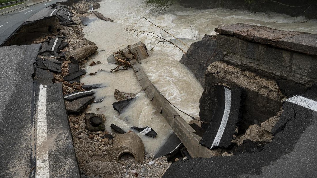 FOTO: Memandang Saksi Bisu Banjir Bandang Eropa