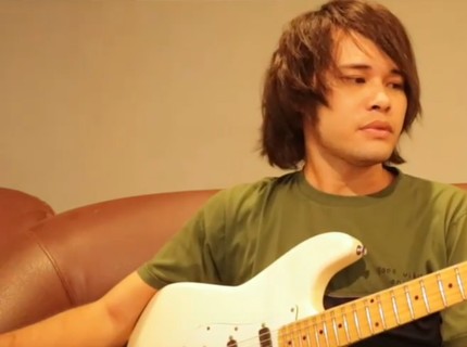 Anak Deddy Dores Jual Gitar Peninggalan Ayah demi Biaya Pengobatan Ibunda