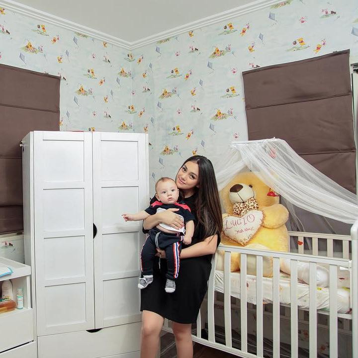 <p>Celine Evangelista juga memiliki ruang bayi ketika putranya baru lahir. Ruangan tersebut didominasi dengan warna putih yang bersih. (Foto: Instagram: @celine_evangelista)</p>