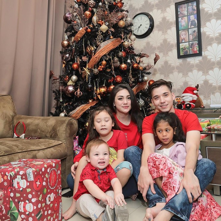 <p>Sudut ruang keluarga Celine Evangelista diberi sentuhan hangat lewat pemilihan warna cokelat dan beige. Ketika Natal, ia dan Stefan William membangun pohon Natal dan duduk berkumpul bersama anak-anak. (Foto: Instagram: @celine_evangelista)</p>