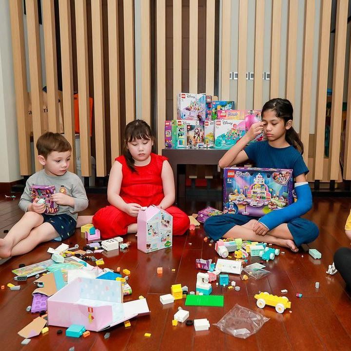 <p>Ruangan tersebut menjadi tempat berkumpulnya anak-anak Celine ketika bermain. Ia tak keberatan ketika rumahnya jadi berantakan ketika buah hatinya bermain. (Foto: Instagram: @celine_evangelista)</p>