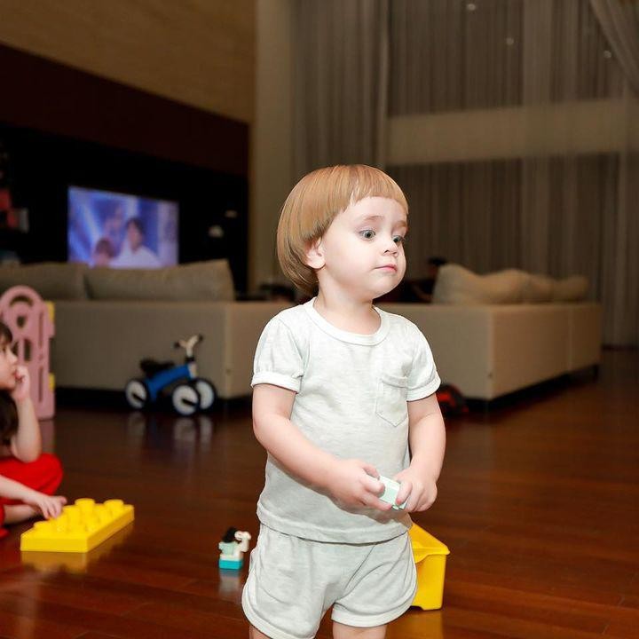 <p>Bagian ruang keluarga rumah Celine didominasi dengan nuansa kayu yang memberi kesan hangat, Bunda. (Foto: Instagram: @celine_evangelista)</p>