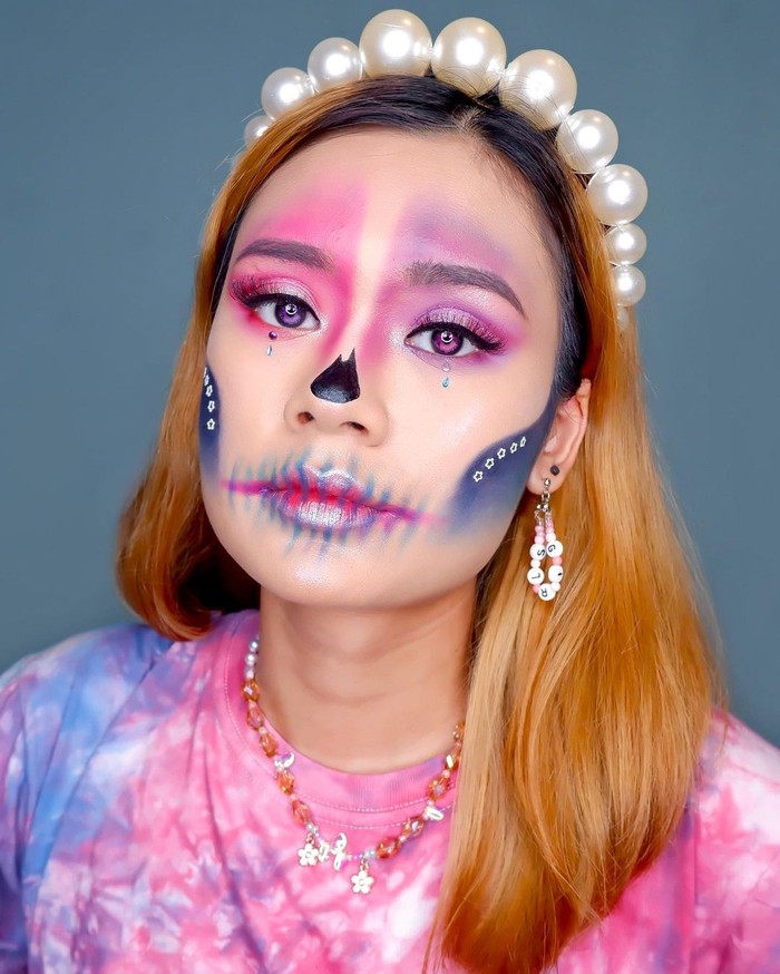 Contoh makeup karakter lain yang bisa kamu jadikan inspirasi halloween. Jangan lupa untuk menambahkan softlens berwarna senada, agar menunjang penampilan kamu. Keren sekali ya make up detailsnya.(foto: makeup karakter / sumber: instagram.com/nadyasmeen)