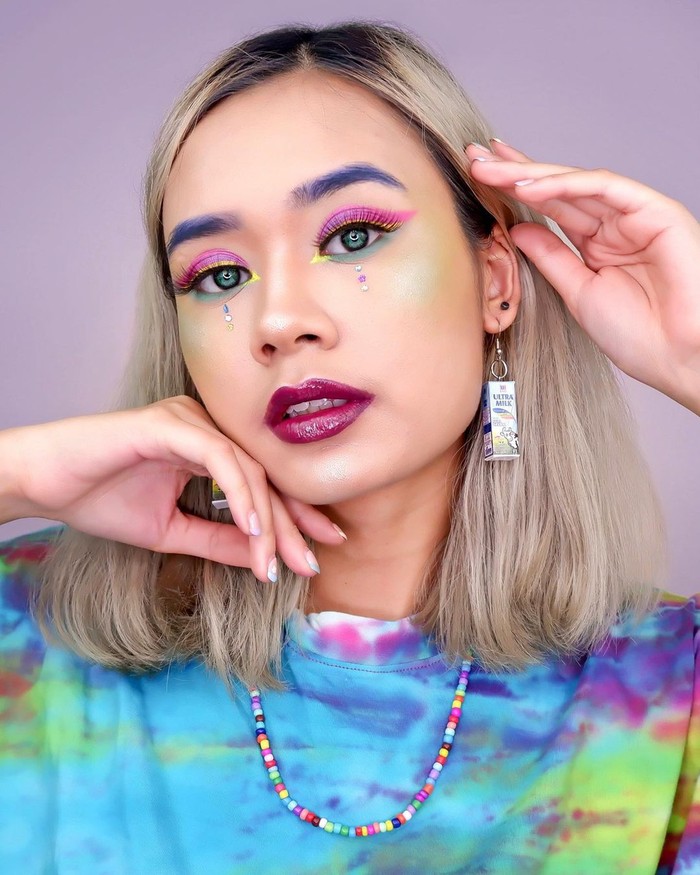 Dalam instagramnya, Nadya juga sering menampilan gaya make up karakter yang simpel seperti ini. Tak jarang ia pun membagikan proses pembuatannya, yang bahkan memakan waktu berjam-jam lho. (foto: makeup karakter simpel / sumber: instagram.com/nadyasmeen)