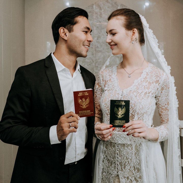 <p>Diego Afisyah mengakhiri masa lajangnya pada 2020 lalu dengan menikahi bule mualaf bernama Polina. Belum lama menikah, keduanya membawa kabar bahagia baru-baru ini. (Foto: Instagram: @diegoafisyah)</p>