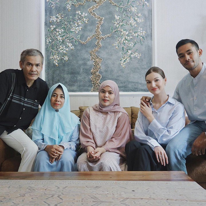 <p>Polina kini menjadi bagian dari keluarga besar Diego Afisyah. Kini keluarga mereka akan semakin bertambah dengan kehadiran calon buah hati yang sudah dinantikan. Selamat ya, Diego dan Polina! (Foto: Instagram: @diegoafisyah)</p>