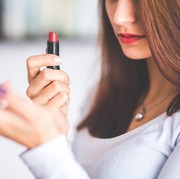 Miliki Bentuk Bibir Kecil, Coba Hindari Lipstik Warna-warna Ini