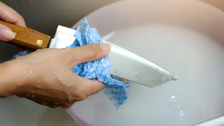 Wash kitchen knives