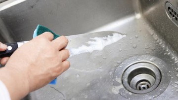GUNAKAN PEMUTIH HINGGA KERINGKAN PISAU