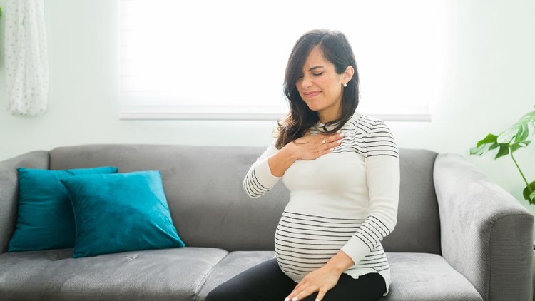 Ilustrasi ibu hamil jantung berdebar dan asam lambung Pretty pregnant woman suffering from acid reflux because of her pregnancy. Caucasian expectant mother touching her chest with a pained expression