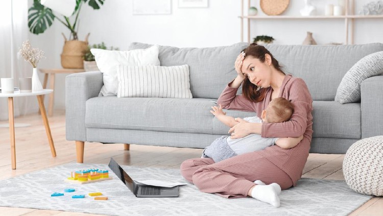 Ilustrasi ibu menyusui sakit kepala Motherhood Exhaustion Concept. Tired young mom breastfeeding baby and working on laptop at home, feeling frustrated, free space