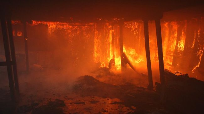 Kebakaran Pabrik Sandal di Kapuk Muara, 31 Unit Damkar Dikerahkan