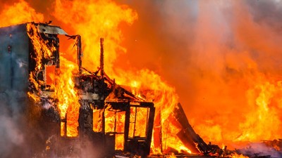 Kebakaran Hebat di Simprug Golf Jaksel: 100 Rumah Hangus, 1 Meninggal