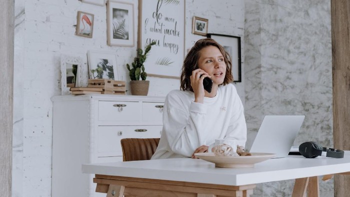 Ilustrasi menelpon menggunakan whatsapp