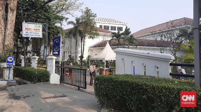 Kesaksian Warga Endus Bau Plastik & Asap Pekat Kebakaran BPOM Warga sekitar menyebut saat kebakaran kantor BPOM, hanya terlihat asap yang semakin lama semakin pekat, ditambah bau seperti plastik terbakar.