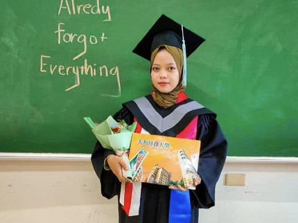 Kisah Haru Anak Sopir Angkot Lulus S1 Taiwan, Air Mata Sang Ayah Sampai Jatuh