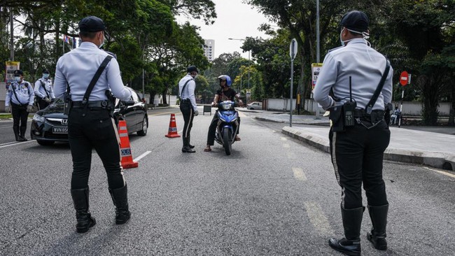 Aparat Malaysia memutar balik ribuan kendaraan warga yang diduga hendak mudik menjelang Iduladha meski Negeri Jiran masih menerapkan lockdown nasional.
