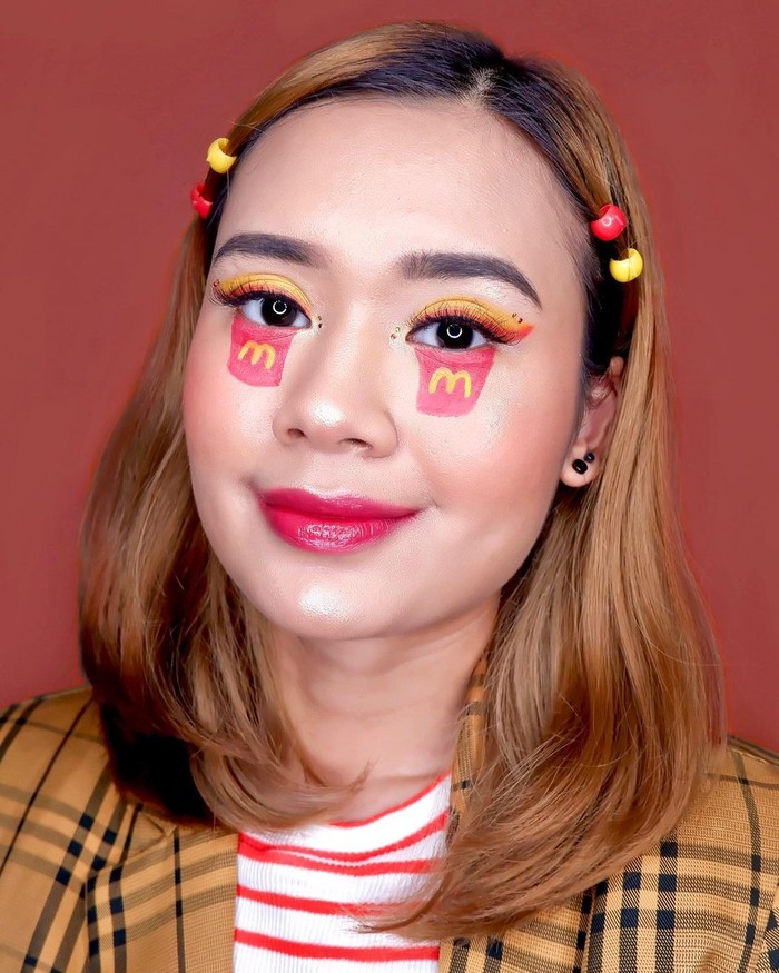 Make up karakter lucu pun sering dibuat olehnya. Seperti karakter kartun, emoji hingga ke produk makanan atau minuman. Ngga heran jika tampilan feeds Nadya sangatlah berwarna (foto: makeup karakter lucu / sumber: instagram.com/nadyasmeen)